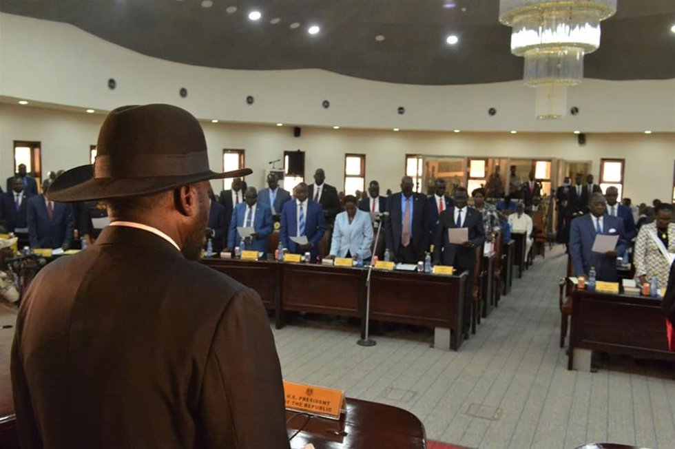 Archivo - El presidente de Sudán del Sur, Salva Kiir, durante la toma de posesión de los nuevos ministros