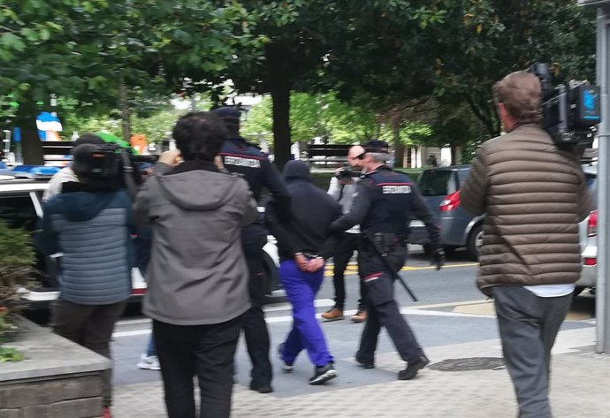 La Ertzaintza conduce a un coche policial al detenido por los homicidios de homosexuales en Bilbao