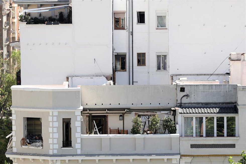 Vista general de la vivienda del barrio Salamanca donde se ha registrado una explosión, a 6 de mayo de 2022, en Madrid (España).
