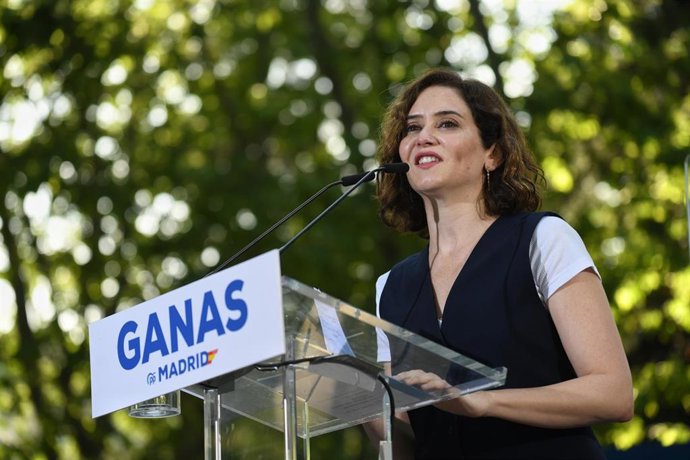 La presidenta de la Comunidad de Madrid, Isabel Díaz Ayuso, interviene en un acto en el distrito de Salamanca, en el parque Eva Duarte