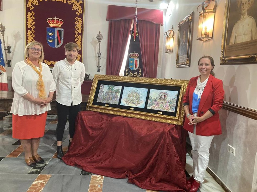 La alcaldesa de Almonte (Huelva), Rocío del Mar Castellano, y la concejala de El Rocío, Macarena Robles, han presentado este viernes las láminas del artista y diseñador almonteño Lorenzo Cáceres.