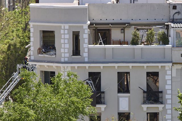 Vista general de la vivienda del barrio Salamanca donde se ha registrado una explosión, a 6 de mayo de 2022, en Madrid (España). 
