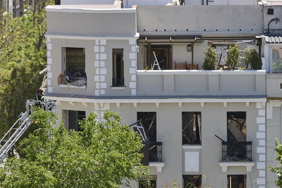 Vista general de la vivienda del barrio Salamanca donde se ha registrado una explosión, a 6 de mayo de 2022, en Madrid (España).