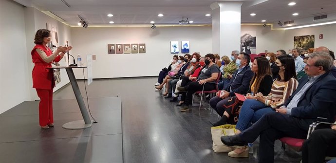 Carmen Calvo participa en una charla en Almería.