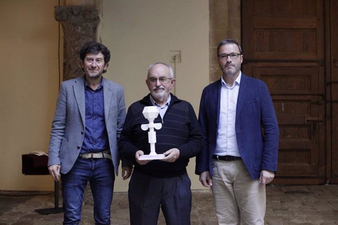El regidor de Participación Ciudadana, Alberto Jarabo, y el alcalde de Palma, José Hila, durante la entrega de los Premios Rosa Bueno 2022.