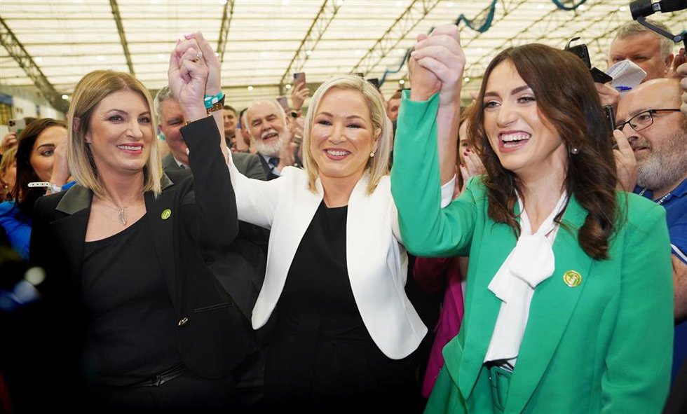 Michelle O'Neill (en el centro de la imagen)
