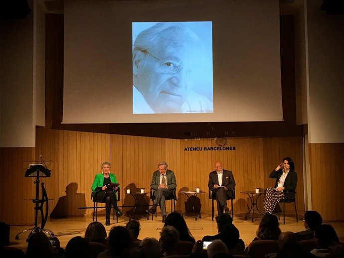 El arquitecto Rafael Moneo junto al urbanista Eduardo Mangada y la directora del Centre de Cultura Contempornia de Barcelona (CCCB), Judit Carrera, en un acto en homenaje al arquitecto Oriol Bohigas conducido por la periodista Milagros Pérez Oliva