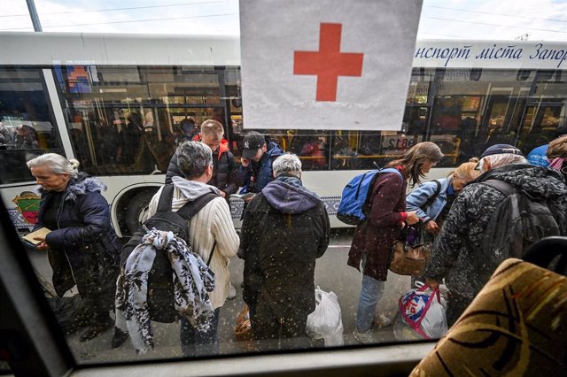 Ciudadanos de Mariupol evacuados, incluidos civiles de la planta siderúrgica de Azovstal