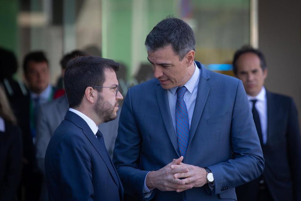El presidente de la Generalitat, Pere Aragons (i) y el presidente del Gobierno, Pedro Sánchez (d), mantienen una conversación en la puerta del hotel W Barcelona a su llegada a la jornada de clausura de la XXXVII Reunió Cercle dEconomia, a 6 de mayo de