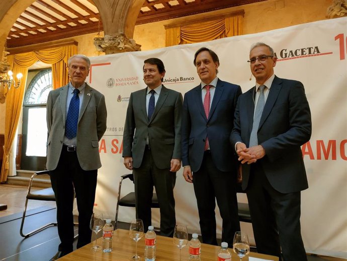 Los intervinientes en el encuentro Jesús Málaga, Alfonso Fernández Mañueco y Carlos García Carbayo, y el moderador y director de La Gaceta, Julián Ballestero, de izquierda a derecha.