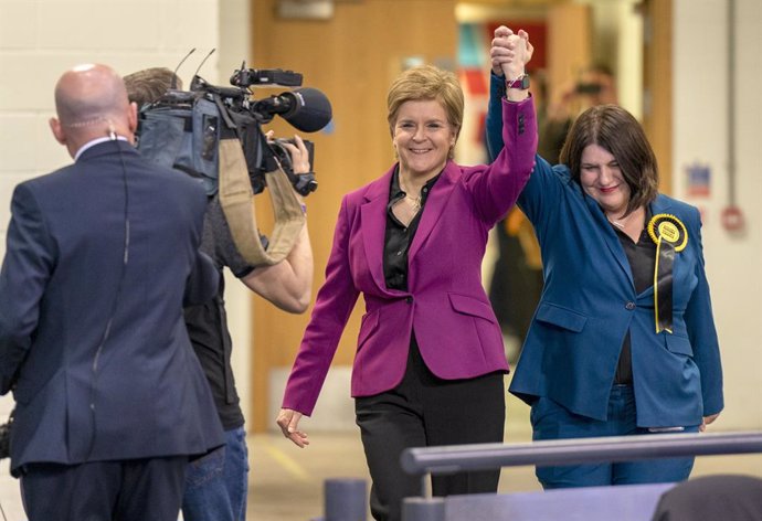 06 May 2022, United Kingdom, Glasgow: First Minister Nicola Sturgeon (L) arrives at the count hall with Susan Aitken for the Glasgow City Council count at the Emirates Arena during the local government elections. Photo: Jane Barlow/PA Wire/dpa
