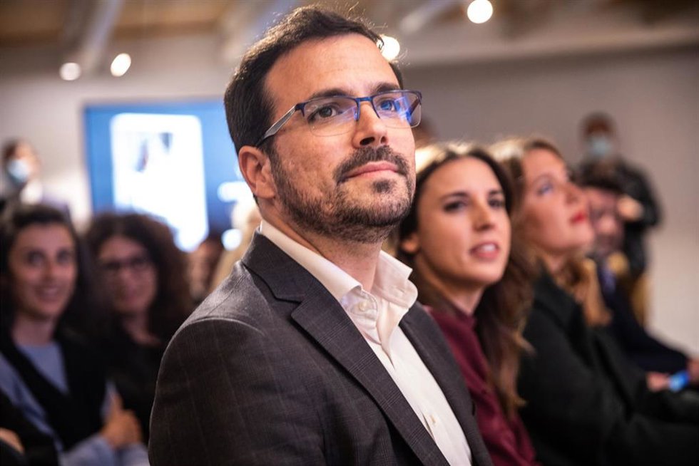 El ministro de Consumo, Alberto Garzón (1i), y la ministra de Igualdad, Irene Montero (2i), y la secretaria de Estado de Igualdad y Contra la Violencia de Género, Ángela Rodríguez (3i).