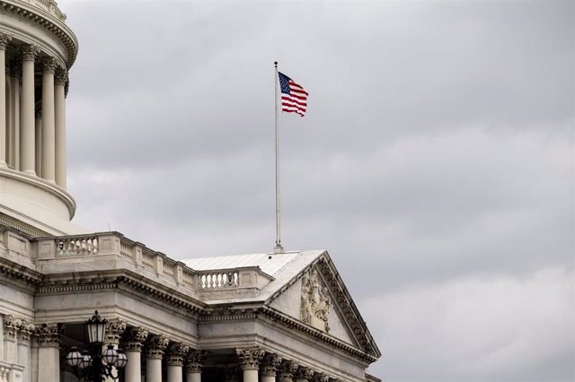 Bandera estadounidense en el Capitolio