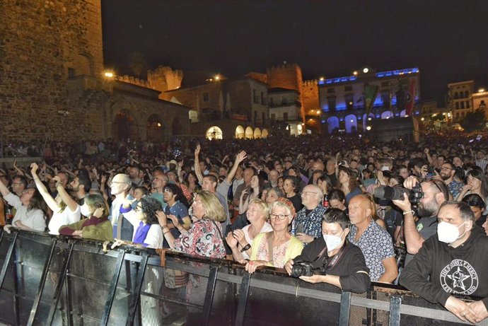 Asistentes a un concierto del festival Womad en la Plaza Mayor de Cáceres