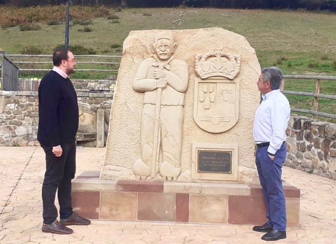 Foto de archivo. Los presidentes de Cantabria y Asturias, Miguel Ángel Revilla y Adrián Barbón, respectivamente, en Polaciones