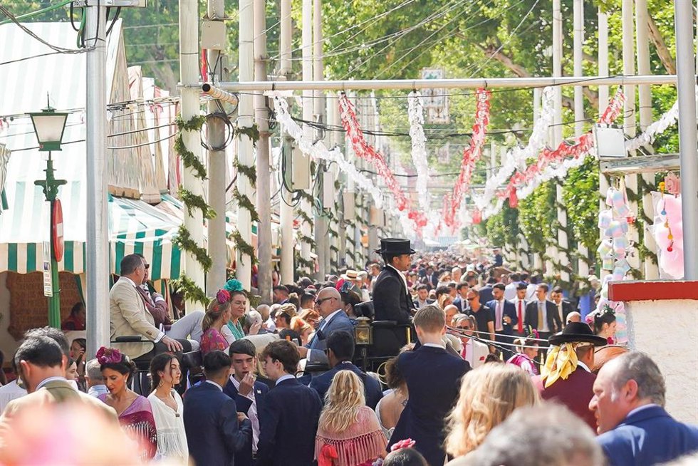 Ambiente del Real, durante el tercer día de Feria de Abril de Sevilla 2022 celebrada tras dos años de pandemia por el Covid-19, a 3 de mayo de 2022 en Sevilla (Andalucía, España)