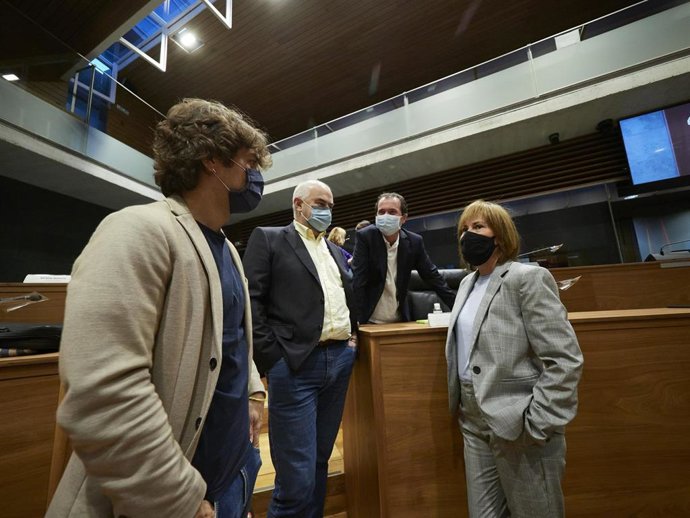 Archivo - I-D, Pablo Azcona, parlamentario de Geroa Bai, José María Aierdi, vicepresidente del Gobierno de Navarra, Mikel Asiáin, parlamentario de Geroa Bai, y Uxue Barkos, portavoz de Geroa Bai, en el pleno del Parlamento de Navarra.