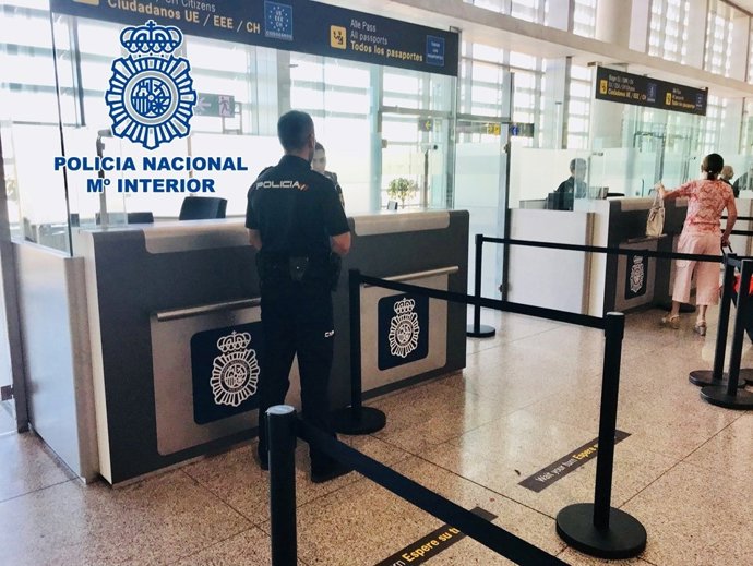 Agentes de la Policía Nacional en un aeropuerto (archivo)
