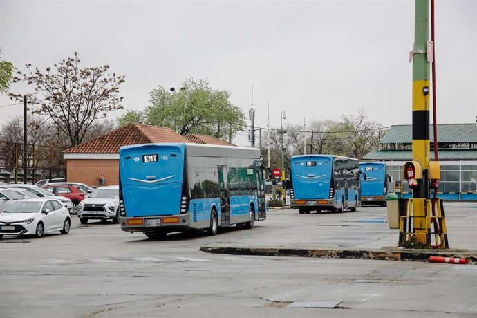 Archivo - Dos autobuses de la EMT salen de las instalaciones del Centro de Operaciones de La Elipa