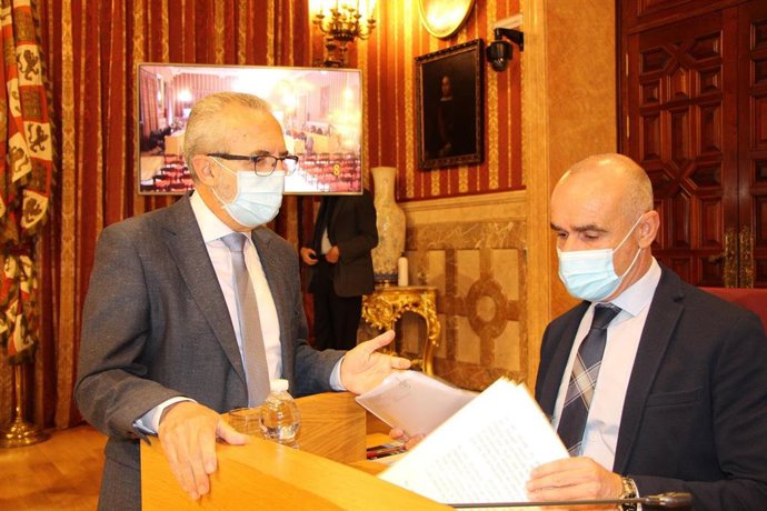 A la izquierda de la imagen, el concejal de Hábitat Urbano, Juan Manuel Flores