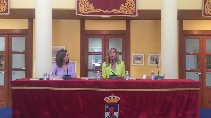 Raquel Martínez y Marta Robles en la Feria del Libro de Roquetas de Mar.