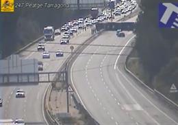 Imagen del tramo cortado en la AP-7 en Tarragona en sentido norte al volcar un camión