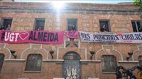 Cerca de 200 activistas okupan el edificio de UGT de la calle Hortaleza