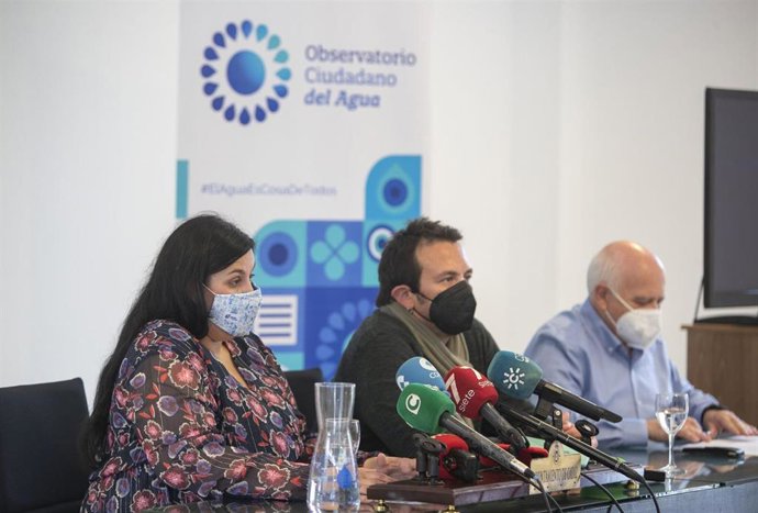 La presidenta de Aguas de Cádiz, Ana Fernández, con el alcalde en rueda de prensa.
