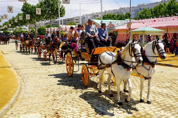 Paseo de caballo , durante el tercer día de Feria de Abril de Sevilla 2022 celebrada tras dos años de pandemia por el Covid-19, a 3 de mayo de 2022 en Sevilla (Andalucía, España)
