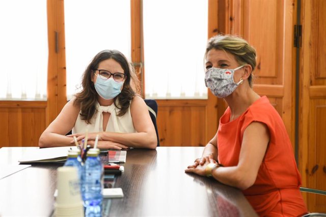 Archivo - La vicepresidenta y consellera de Igualdad y Políticas Inclusivas, Mónica Oltra (i) y la vicepresidenta segunda del Gobierno y ministra de Trabajo y Economía Social, Yolanda Díaz (d), durante una reunión, en una imagen de archivo