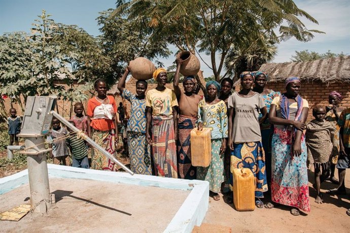 Llegada del agua potable a una aldea de Chad gracias a la instalación de un pozo con bomba de extración, un proyecto llevado a cabo por AUARA