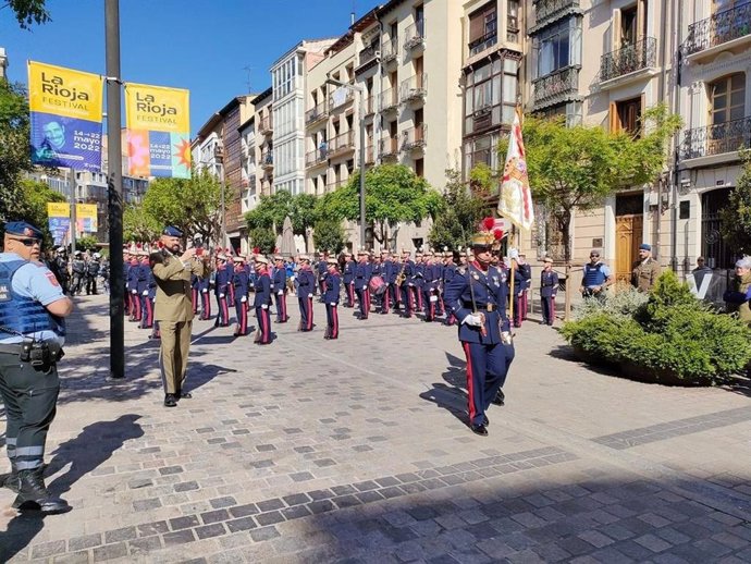 Desfile de la Guardia Real en Logroño