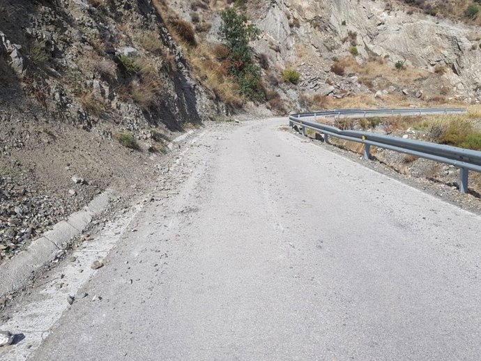 Imagen de archivo de la carretera MA-4105 entre Sedella y Canillas de Aceituno cuando sufrió desprendimientos