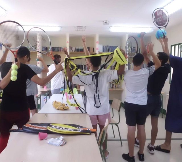 Archivo - Algunos de los menores acogidos en el centro de menores del Fuerte de Rostrogordo de Melilla