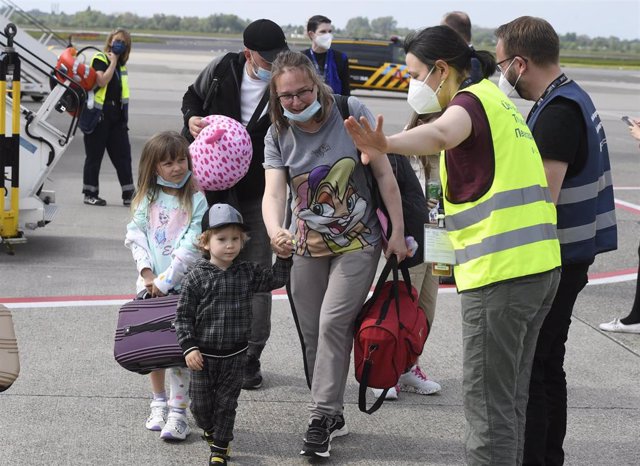Refugiados ucranianos desembarcan en un aeropuerto de Dusseldorf, Alemania