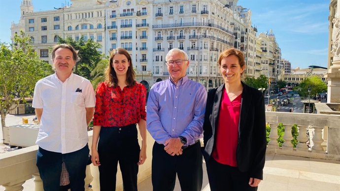 De izquierda a derecha: el concejal de Movilidad, Giuseppe Grezzi; la portavoz de Más Madrid en el Ayuntamiento, Rita Maestre; el alcalde de Valncia, Joan Ribó; y la portavoz del grupo parlamentario Más Madrid en la Asamblea, Mónica García