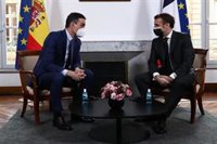 Sánchez envía sus "mejores deseos" a Macron, tras ser investido para su segundo mandato en Francia