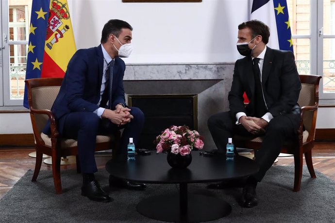 Archivo - El presidente del Gobierno, Pedro Sánchez, y el presidente de la República Francesa, Emmanuel Macron.