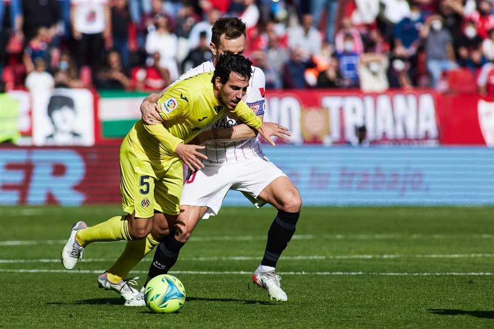 Archivo - Dani Parejo e Ivan Rakitic en el Sevilla-Villarreal de la primera vuelta de LaLiga Santander