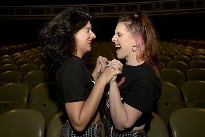 Inés Hernand (D) Y Nerea Pérez De Las Heras (I) En El Teatro Colón De A Coruña Donde Actuan Con Su Show Saldremos Mejores