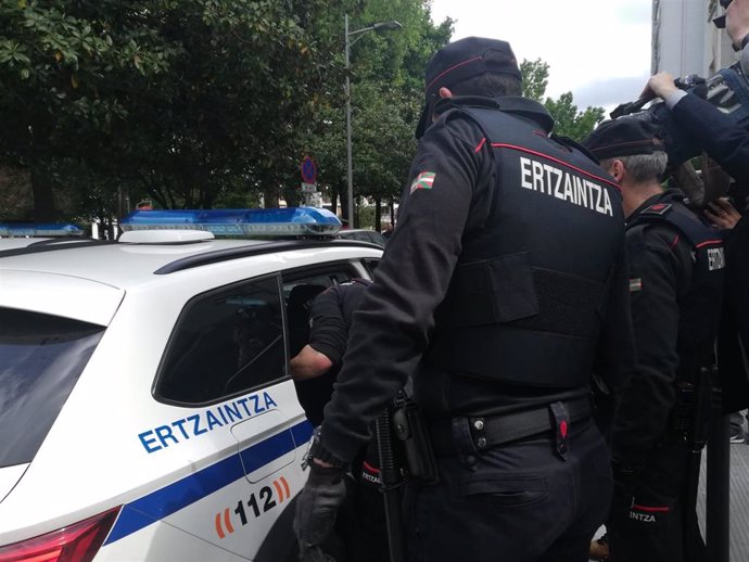 Agentes de la Ertzaintza introducen en el coche policial al detenido por su los homicidios de homosexuales en Bilbao, tras elñ registro en su domicilio de Irun