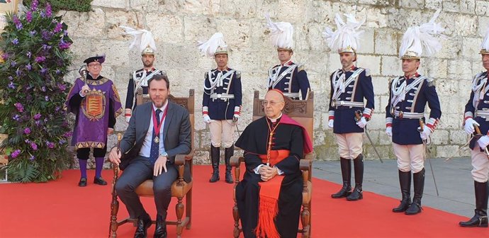 El alcalde de Valladolid, Óscar Puente, y el cardenal arzobispo Ricardo Blázquez, durante el acto de entrega del reconocimiento de 'Hijo Predilecto' en la Plaza de Portugalete