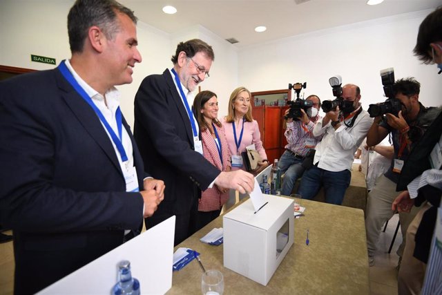 Mariano Rajoy vota en el congreso del PP local de Pontevedra