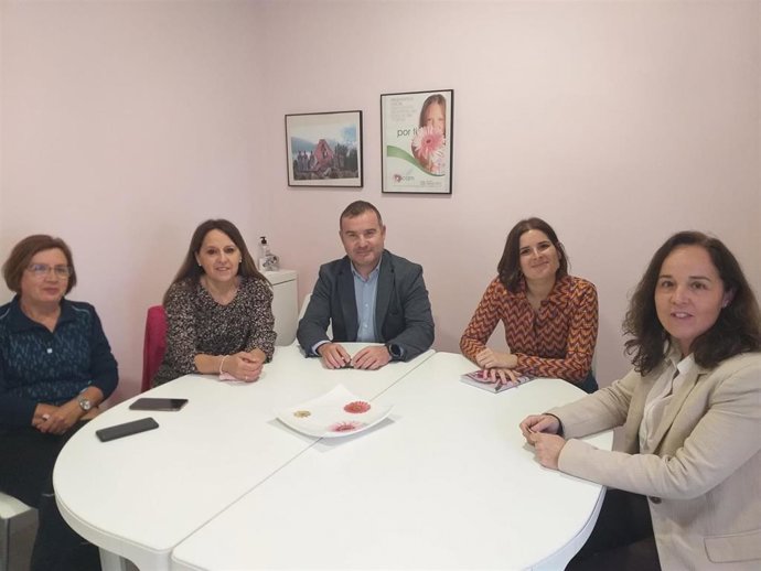 El concejal de Deportes, Carlos Alberca, reunido con las responsables de la Asociación Jiennense de Cáncer de Mama