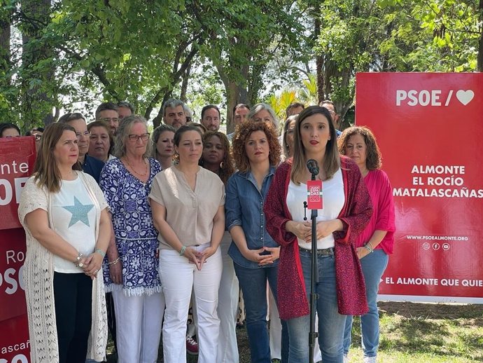 La número 1 de la candidatura socialista por la provincia de Huelva, María Márquez, en un encuentro con militancia en el parque Blas Infante de Almonte (Huelva)