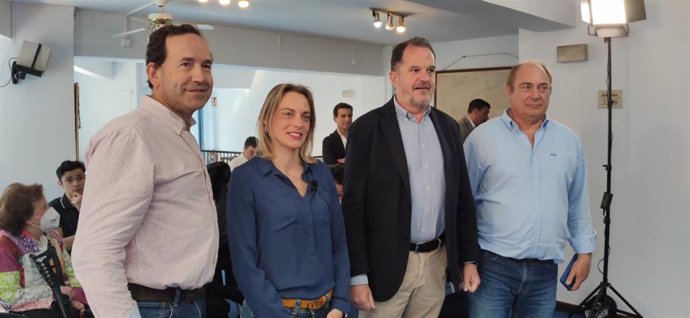 El presidente del PP vasco, Carlos Iturgaiz, junto a Raquel González y miembros de la formación, este sábado en Portugalete