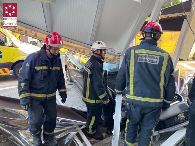 Heridas seis personas, una grave, al chocar un vehículo con una terraza de bar en Borriana