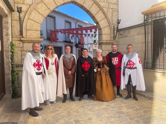 El presidente de la Diputación de Jaén asiste a las VIII Fiestas del Medievo de Sabiote