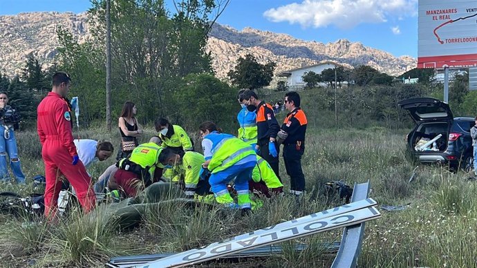 Los servicios de Emergencias 112 Comunidad de Madrid atienden a los ciclistas arrollados en la M-608 en Manzanares el Real