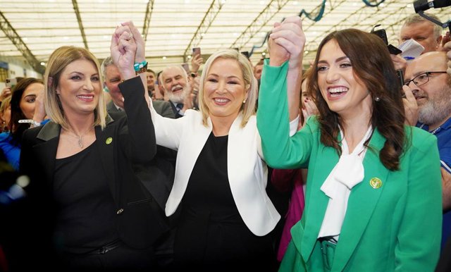 Michelle O'Neill, en el centro de la imagen